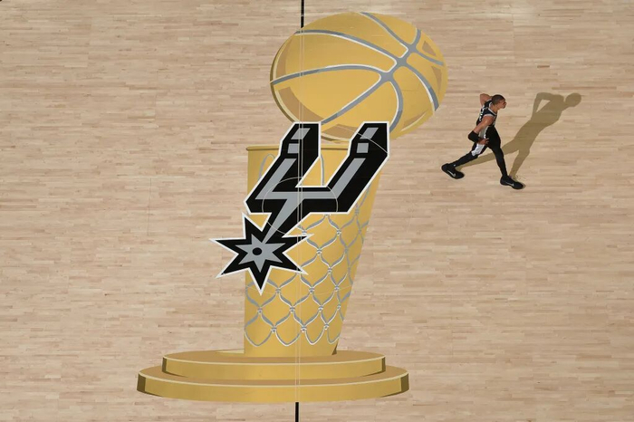 开云体育官网-NBA｜布伦森带伤轰下30+3，尼克斯取得总决赛开门红|马刺|三分球|唐斯|圣安东尼奥马刺队|纽约尼克斯队_新浪体育_新浪新闻